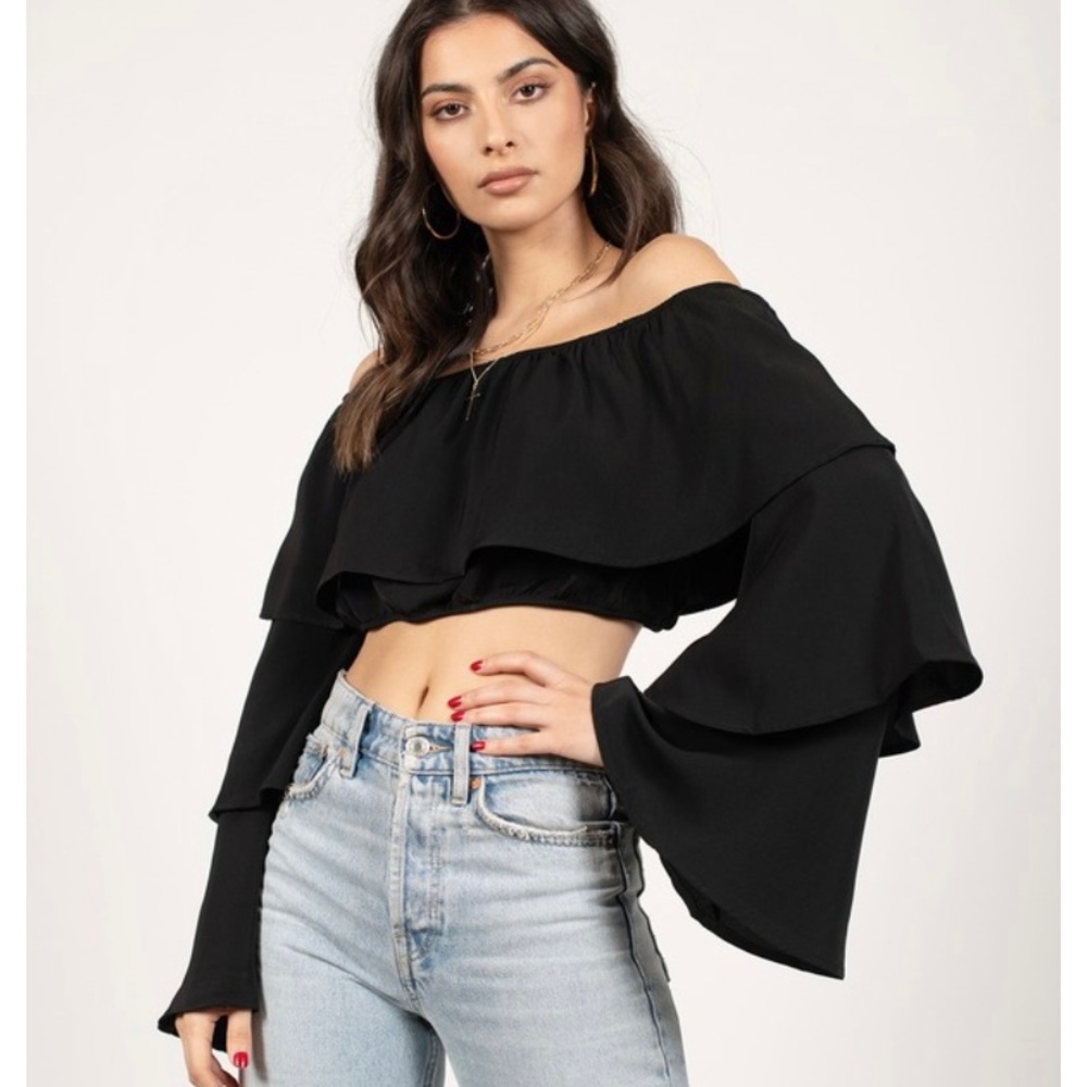 TOBI Show Off a lack Shoulder Ruffled Blouse